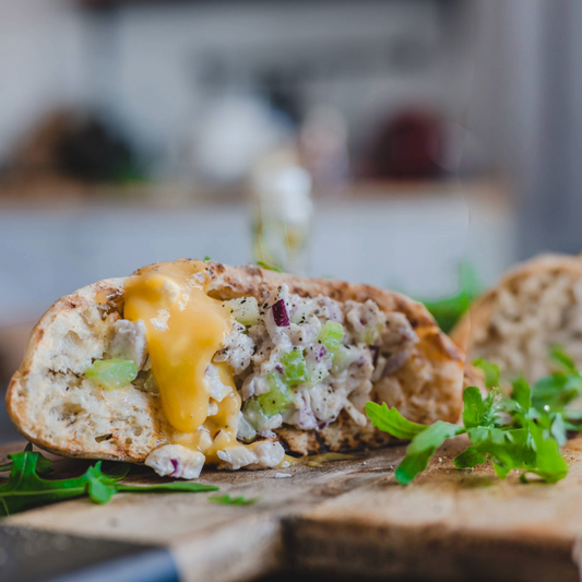 Kyllingsalaten i pita med chillisaus
