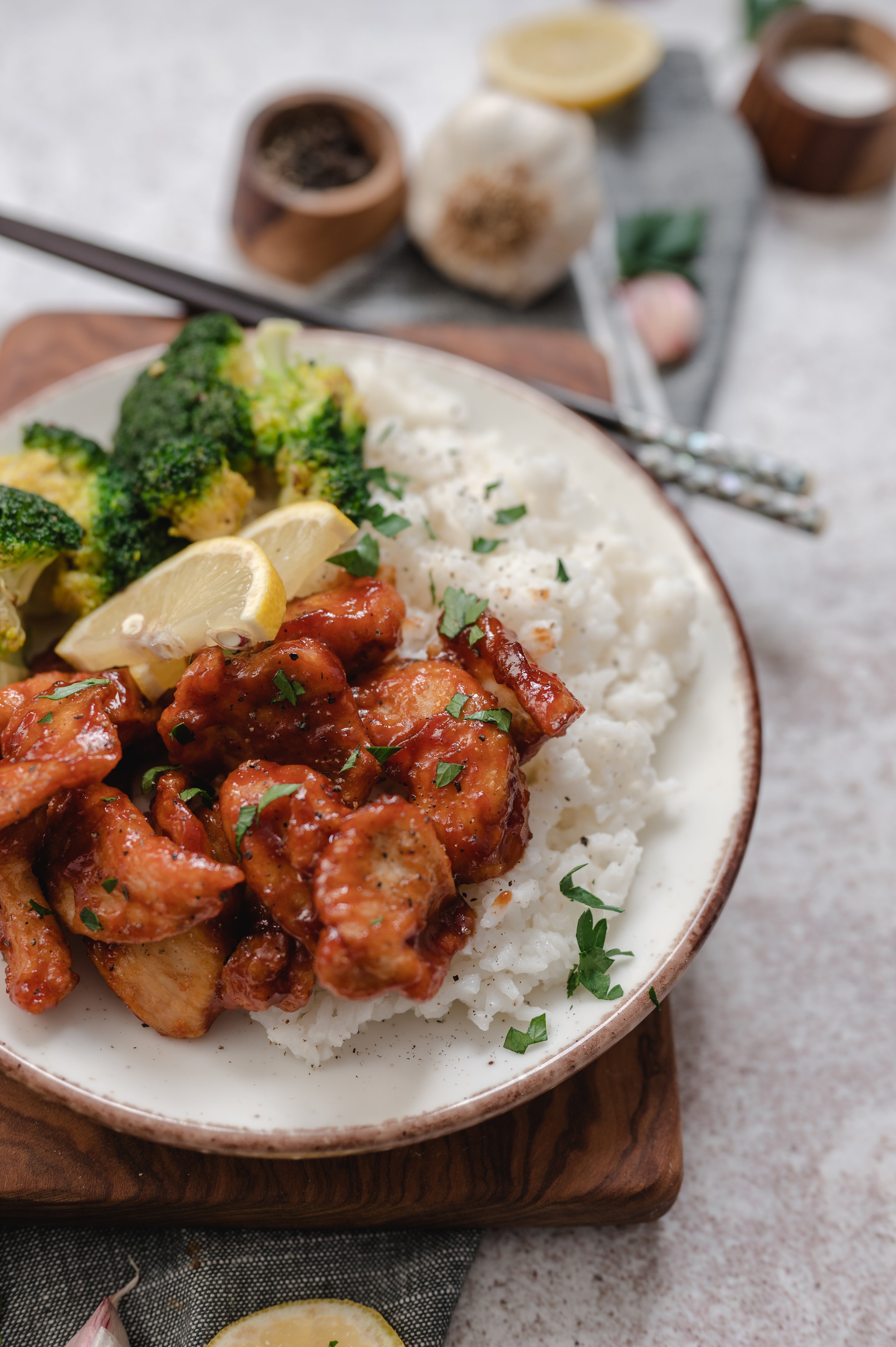 General Tso’s Chicken med håndlaget chilisaus fra Østfold Smakskompani – små batcher, ekte råvarer, stor smak.