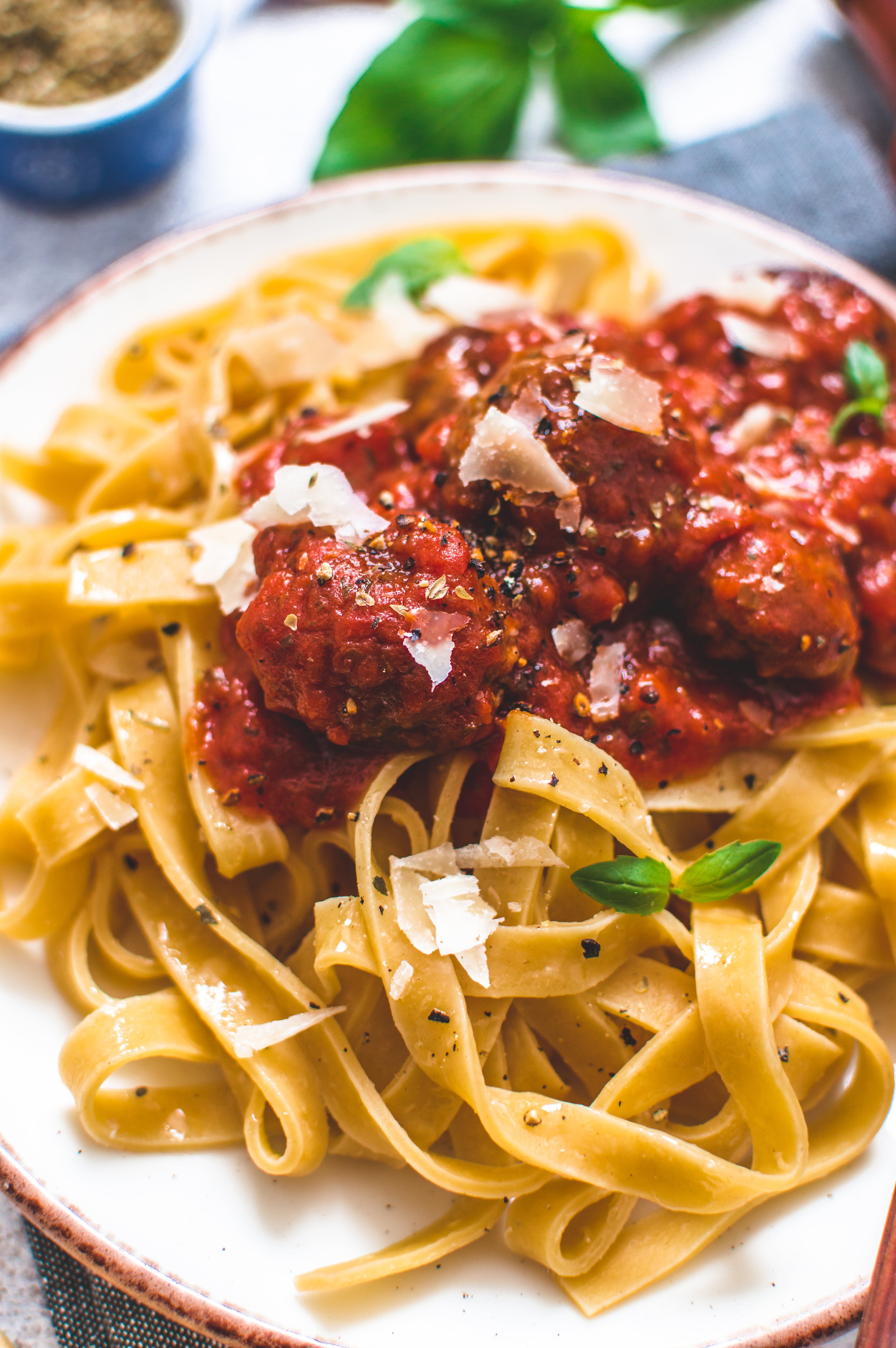 Kjøttboller og pasta med håndlaget chilisaus fra Østfold Smakskompani – ekte råvarer, små batcher, stor smak.
