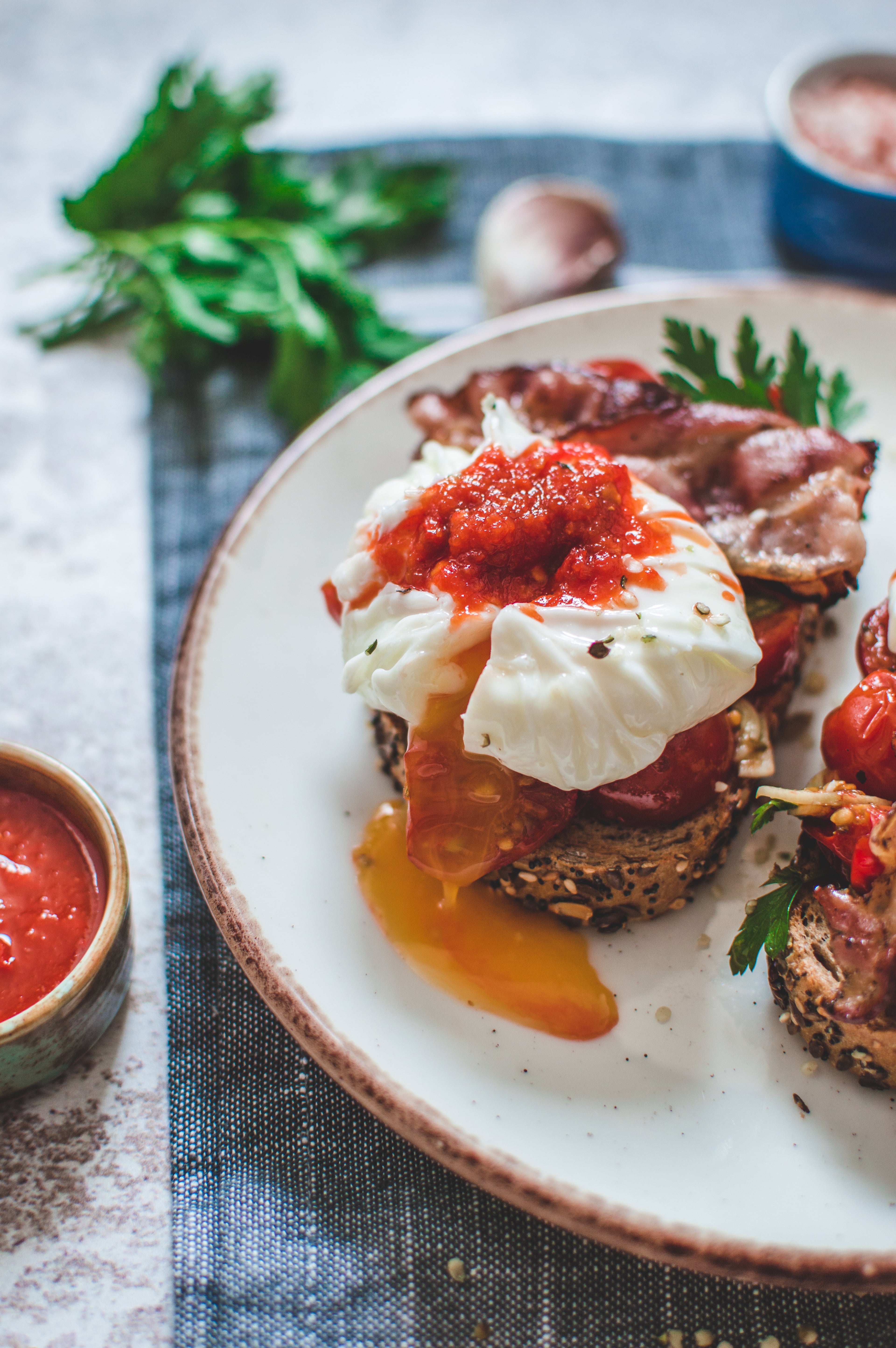Posjert egg og bacon med håndlaget chilisaus fra Østfold Smakskompani – små batcher, ekte råvarer, stor smak.