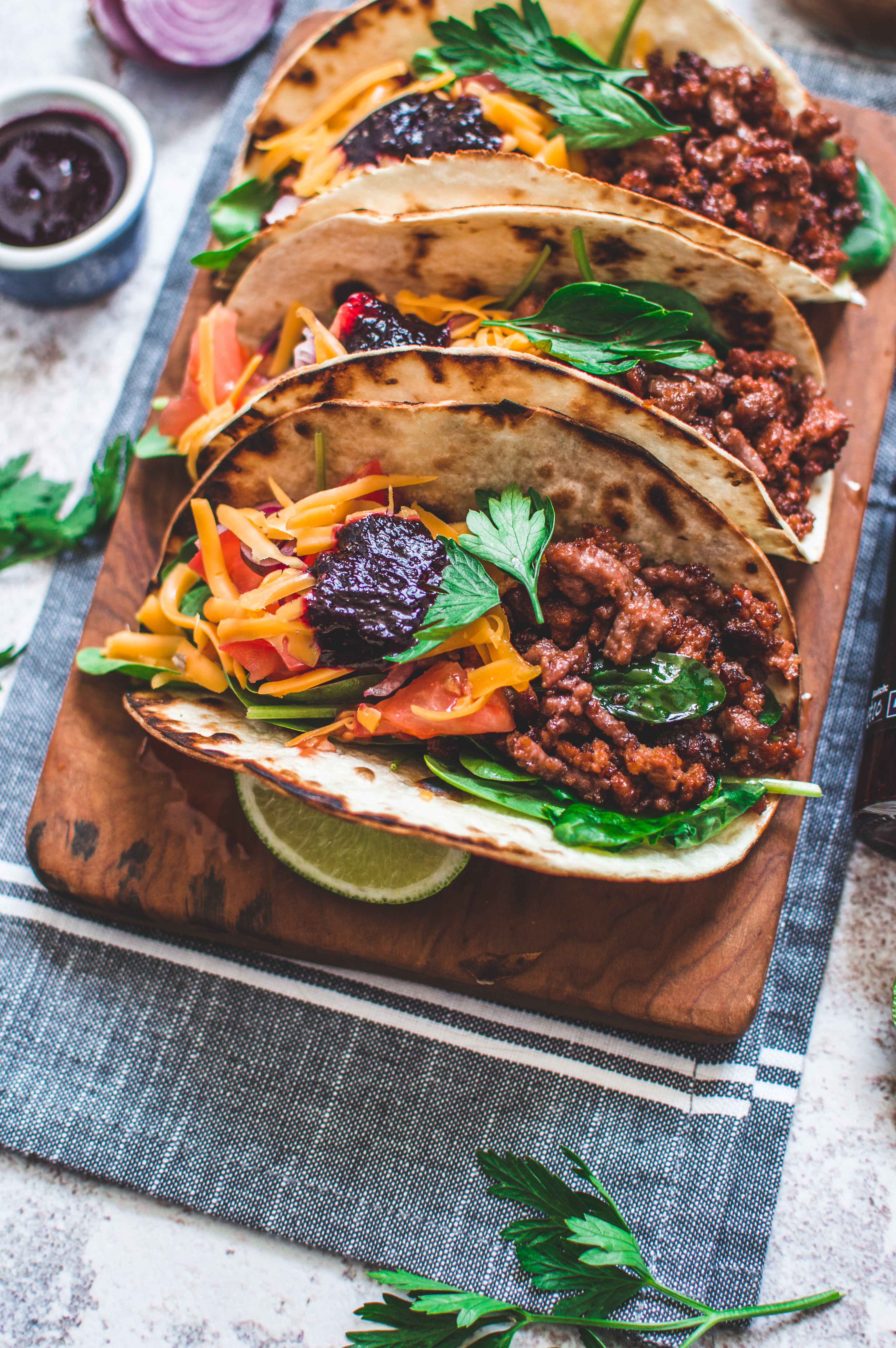 Taco med håndlaget chilisaus fra Østfold Smakskompani – små batcher, ekte råvarer, stor smak.