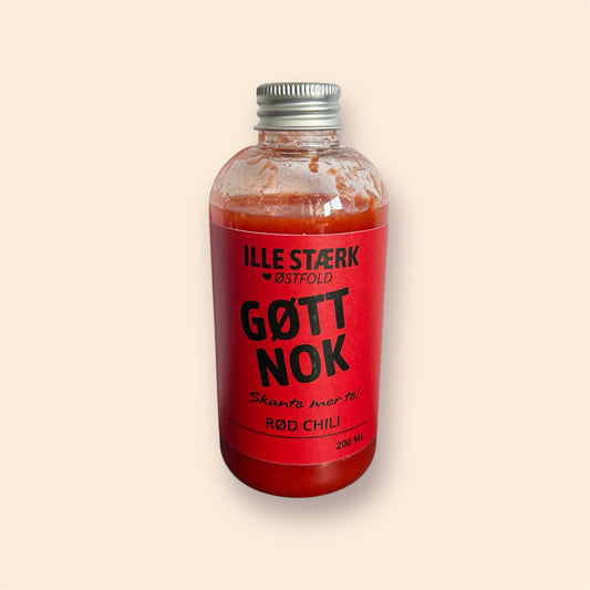 GØTT NOK – rød chilisaus fra Østfold Smakskompani. Håndlaget i små batcher uten hvitløk, med rund chilismak. Perfekt til taco, burger, egg og pizza.