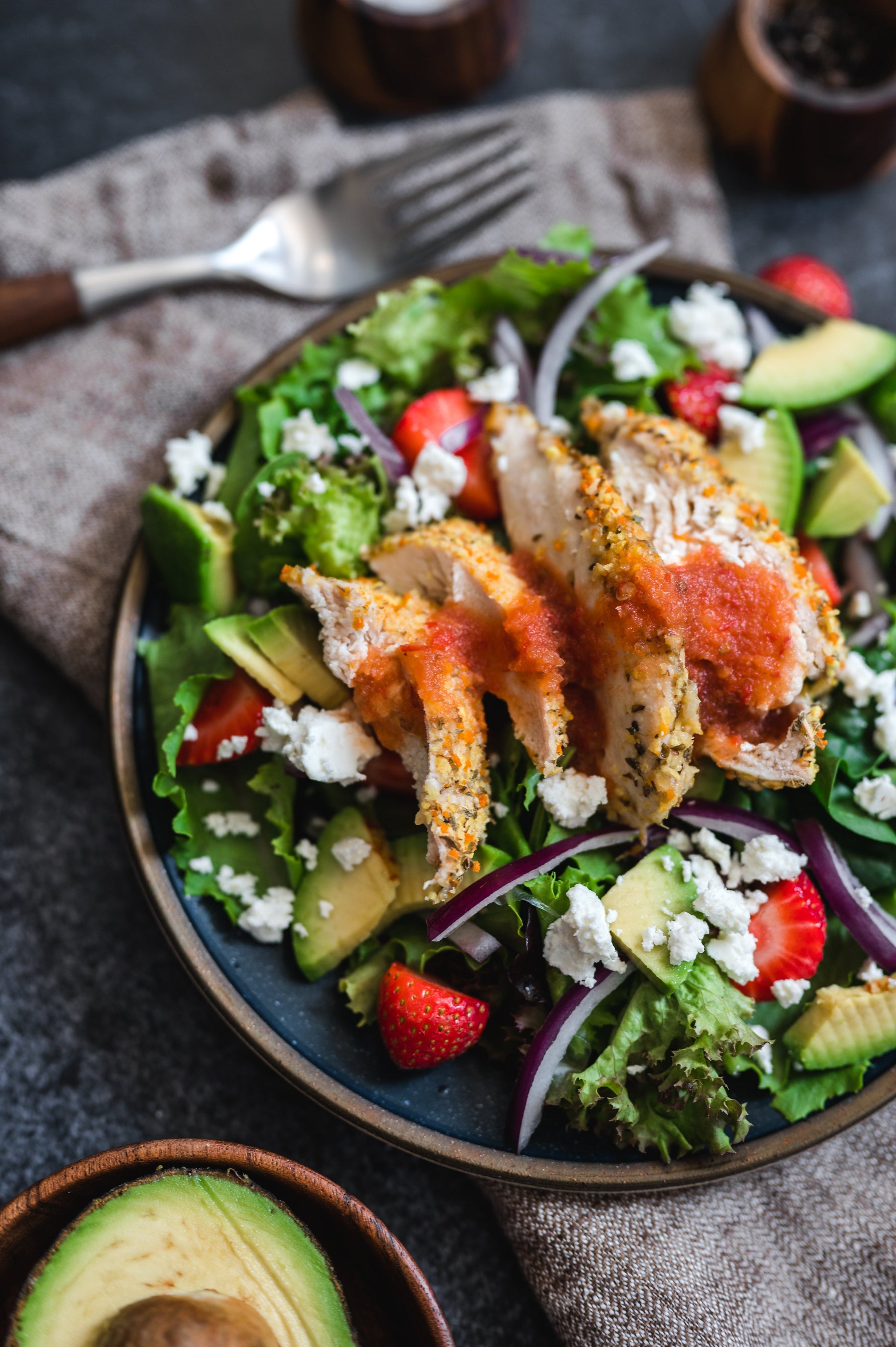Jordbærsalat med sprø kylling, avokado, rødløk og fetaost