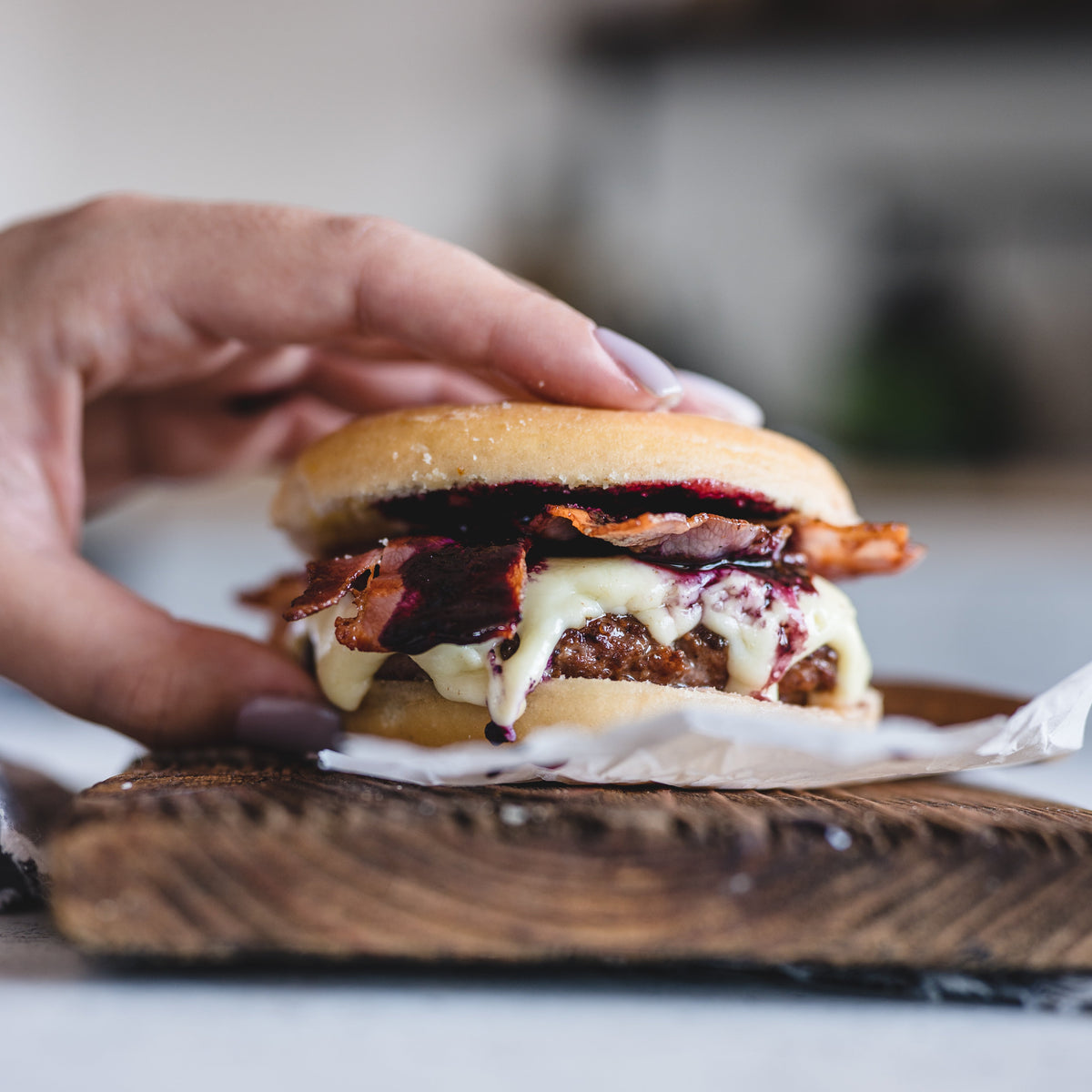 🍔 Donut-burger med blåbær-chili saus