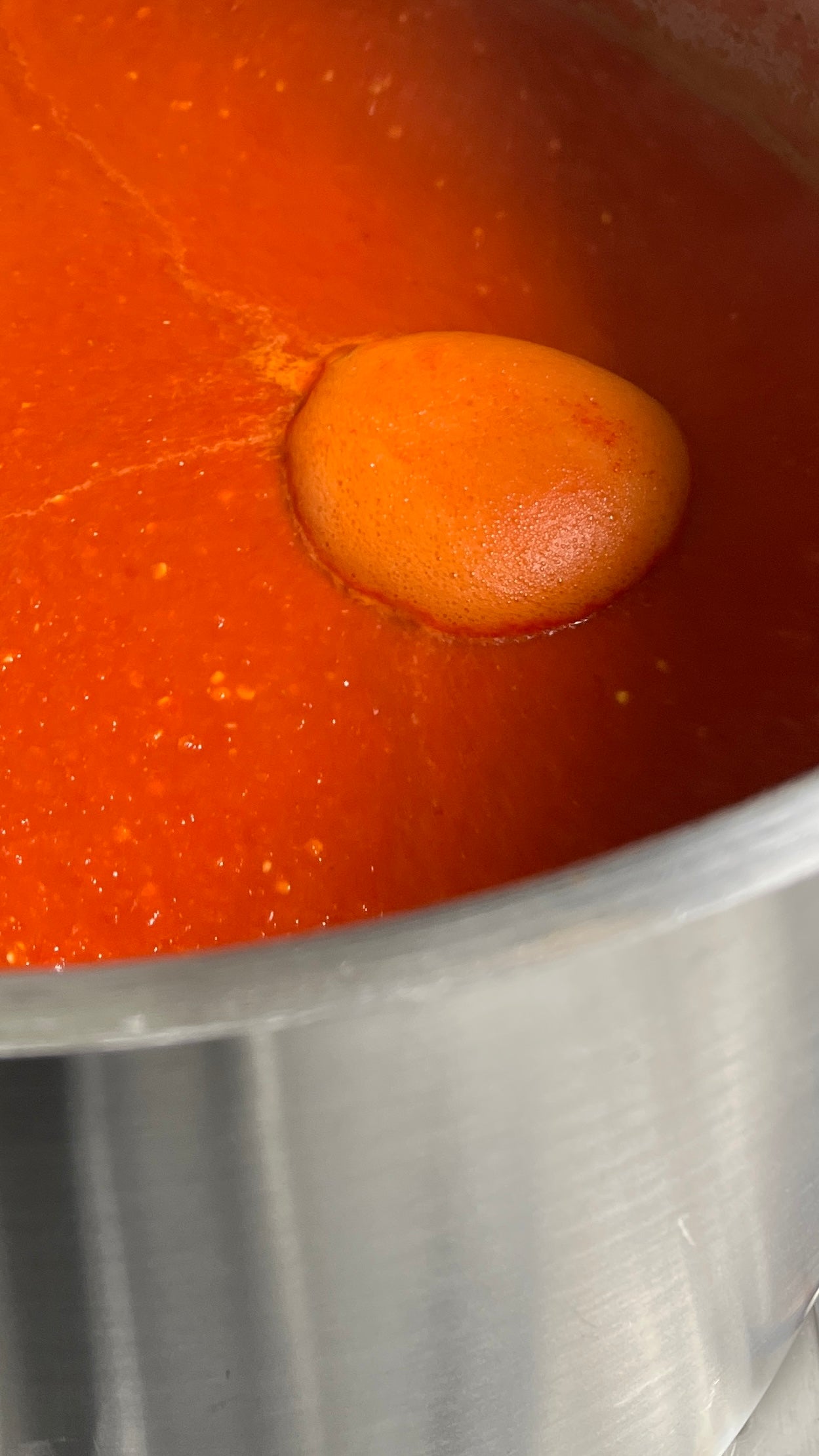 Håndlaget chilisaus som koker i gryte – Østfold Smakskompan